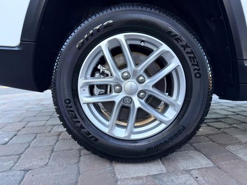 Used 2022 Jeep Grand Cherokee L Laredo w/ Luxury Tech Group I image 33