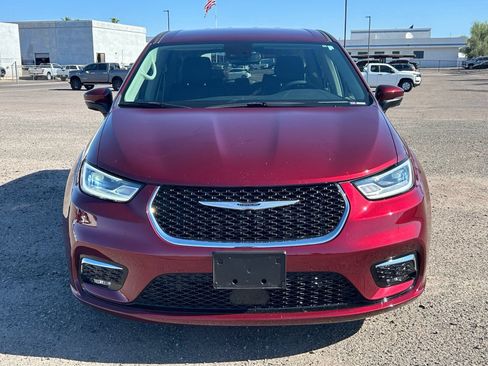 Used 2023 Chrysler Pacifica Touring-L FWD image 2