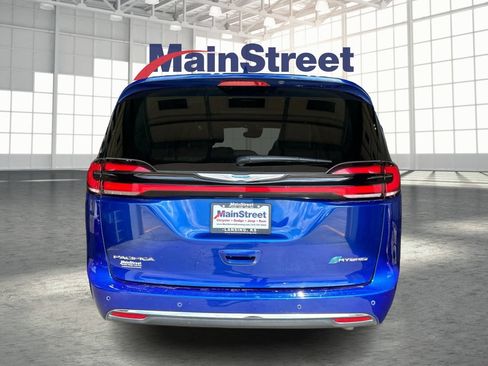 Used 2021 Chrysler Pacifica Limited w/ Uconnect Theater Family Group FWD image 4