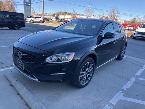 Used 2017 Volvo V60 T5 Cross Country w/ Climate Package image 4