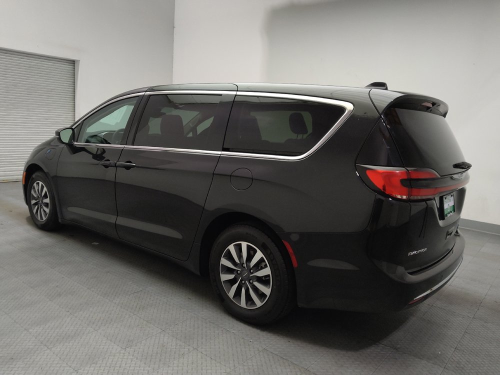 Used 2023 Chrysler Pacifica Touring-L FWD image 3
