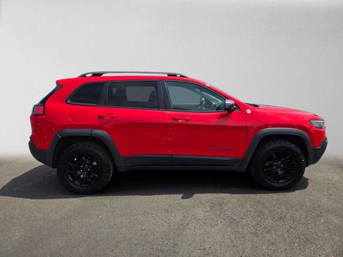 Used 2019 Jeep Cherokee Trailhawk w/ Comfort/Convenience Group AWD/4WD image 2