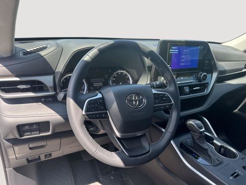 Used 2025 Toyota Highlander LE FWD image 10