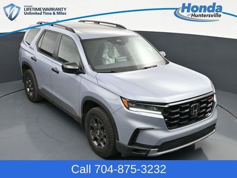 Used 2025 Honda Pilot TrailSport image 18
