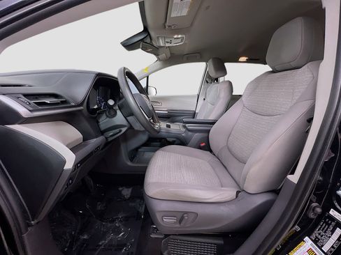 Used 2021 Toyota Sienna LE image 21