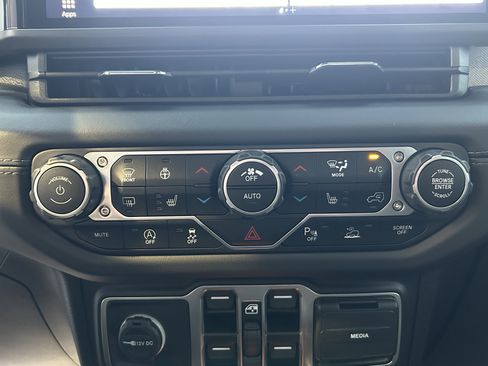 Used 2025 Jeep Wrangler Sahara w/ Safety Group image 29