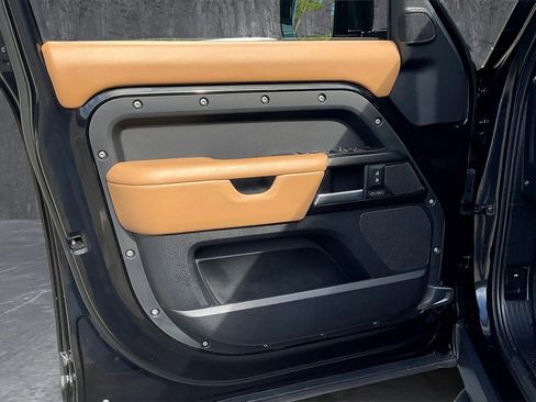 Used 2025 Land Rover Defender 110 V8 image 17