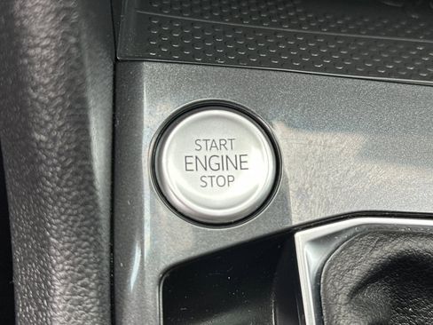 Used 2022 Volkswagen Tiguan SE w/ Panoramic Sunroof Package image 23