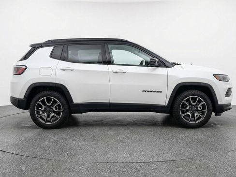 Used 2025 Jeep Compass Trailhawk AWD/4WD image 11
