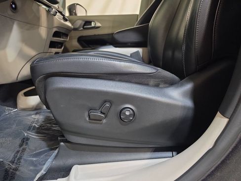 Used 2022 Chrysler Pacifica Touring-L FWD image 14