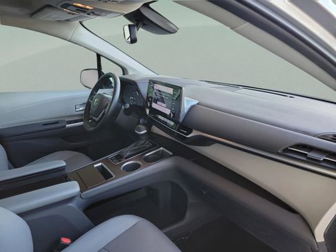 Used 2023 Toyota Sienna XLE image 22