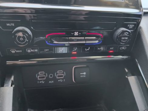 Used 2023 Jeep Grand Cherokee Laredo RWD image 18