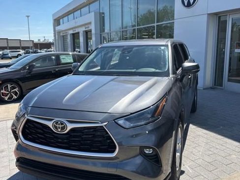 Used 2021 Toyota Highlander LE FWD image 15