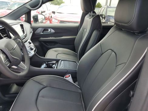 New 2026 Chrysler Pacifica Limited image 11