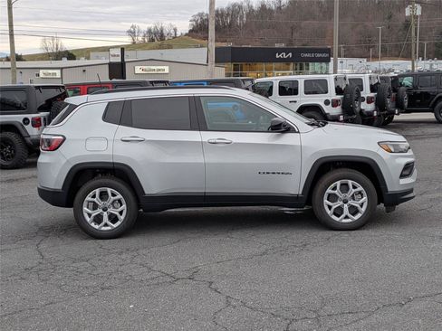 New 2026 Jeep Compass Latitude AWD/4WD image 4