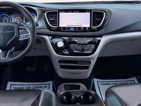 Used 2023 Chrysler Pacifica Touring-L FWD image 16