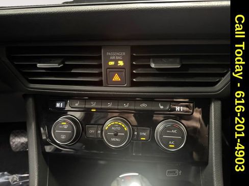 Used 2020 Volkswagen Jetta SEL image 3