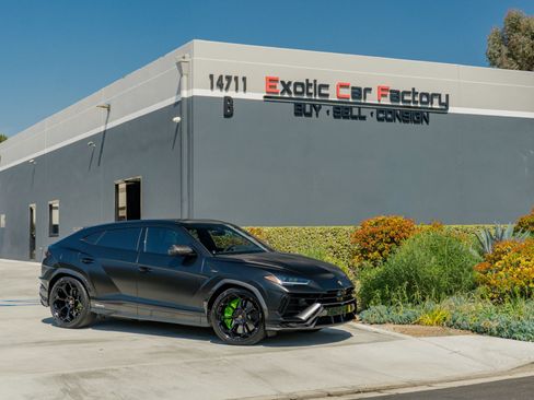 Used 2024 Lamborghini Urus Performante AWD/4WD image 1