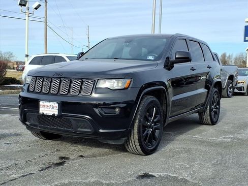Used 2017 Jeep Grand Cherokee Altitude image 3