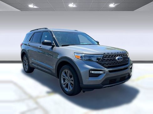 Used 2023 Ford Explorer XLT w/ Equipment Group 202A AWD/4WD image 5