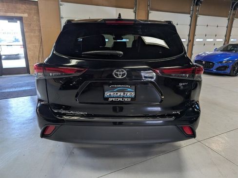 Used 2025 Toyota Highlander XLE image 9