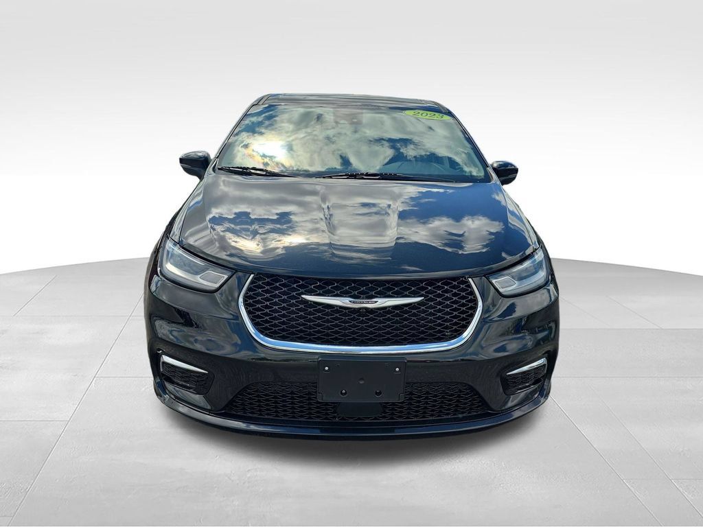 Used 2023 Chrysler Pacifica Touring-L FWD image 8