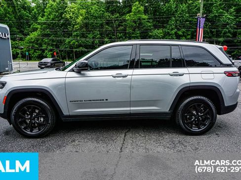 Used 2025 Jeep Grand Cherokee Altitude AWD/4WD image 6