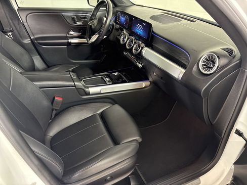 Used 2025 Mercedes-Benz GLB 250 4MATIC image 18