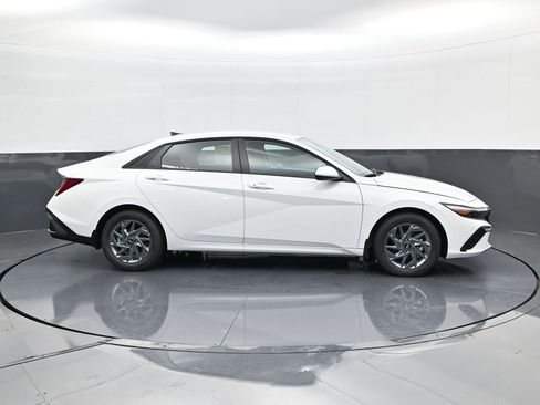 New 2025 Hyundai Elantra Blue image 4