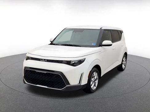 Used 2025 Kia Soul LX w/ LX Technology Package FWD image 7