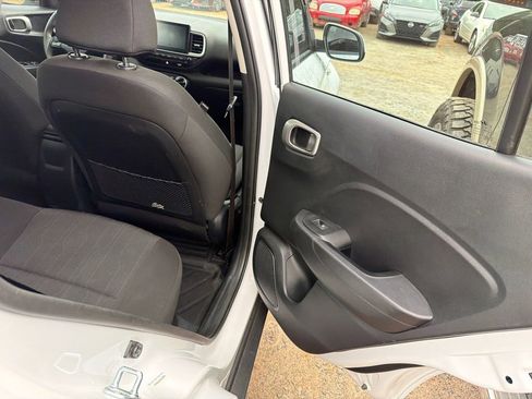 Used 2025 Hyundai Venue SE FWD image 14