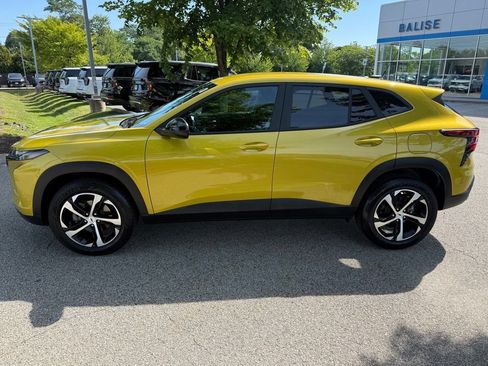 Used 2024 Chevrolet Trax RS w/ Driver Confidence Package FWD image 2