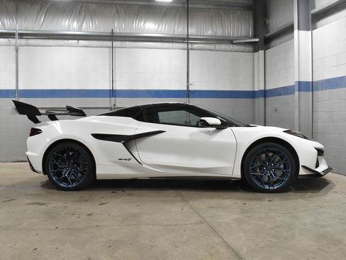 Used 2025 Chevrolet Corvette ZR1 w/ ZR1 Carbon Fiber Aero Package RWD image 20