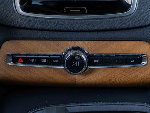 Used 2025 Volvo XC90 B6 Plus image 12