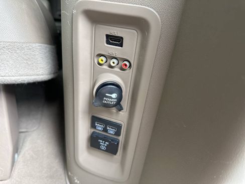 Used 2016 Chrysler Town & Country Touring FWD image 9