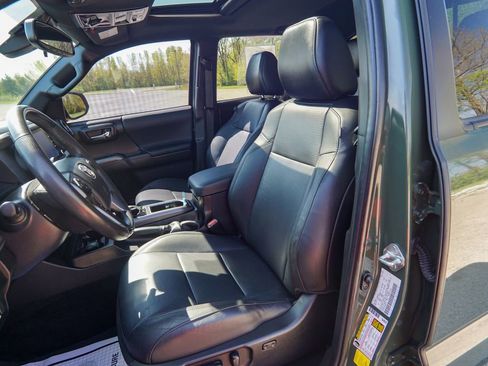 Used 2022 Toyota Tacoma TRD Off-Road w/ TRD Premium Off Road Package AWD/4WD image 20