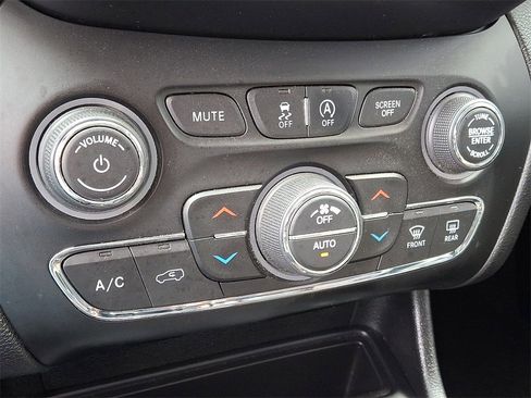 Used 2020 Jeep Cherokee Trailhawk w/ Cold Weather Group image 15