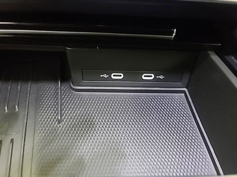 Used 2025 Volkswagen Atlas Cross Sport SE FWD image 35