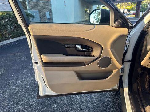 Used 2018 Land Rover Range Rover Evoque SE Premium image 17