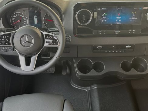 Used 2024 Mercedes-Benz Sprinter 2500 image 13