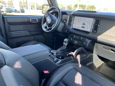 Used 2025 Ford Bronco Badlands image 13
