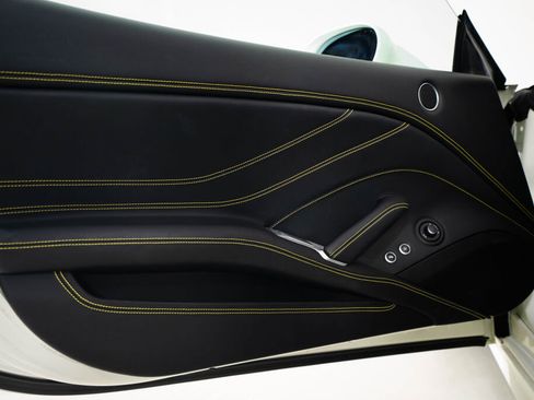 Used 2017 Ferrari California T RWD image 32