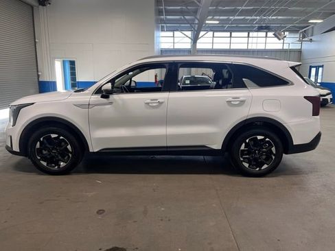 Used 2024 Kia Sorento S image 6
