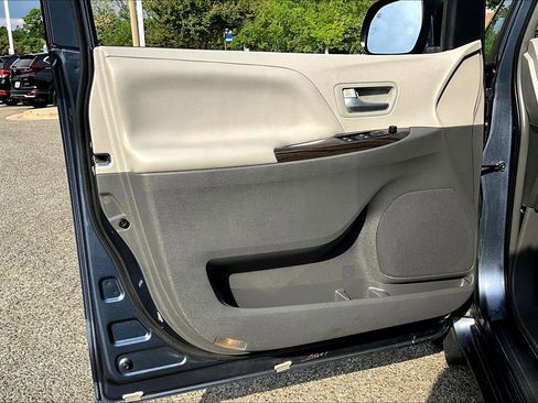 Used 2016 Toyota Sienna XLE Premium FWD image 18