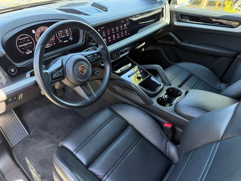 Certified 2024 Porsche Cayenne AWD/4WD image 4