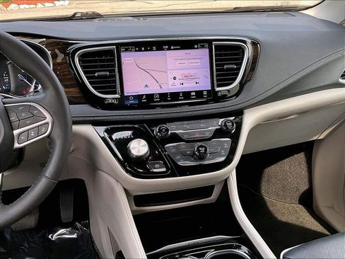 Used 2022 Chrysler Pacifica Limited FWD image 18