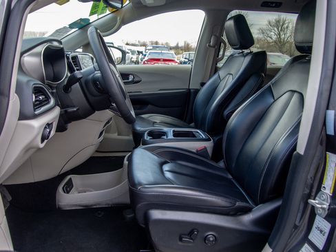 Used 2023 Chrysler Pacifica Touring-L image 12