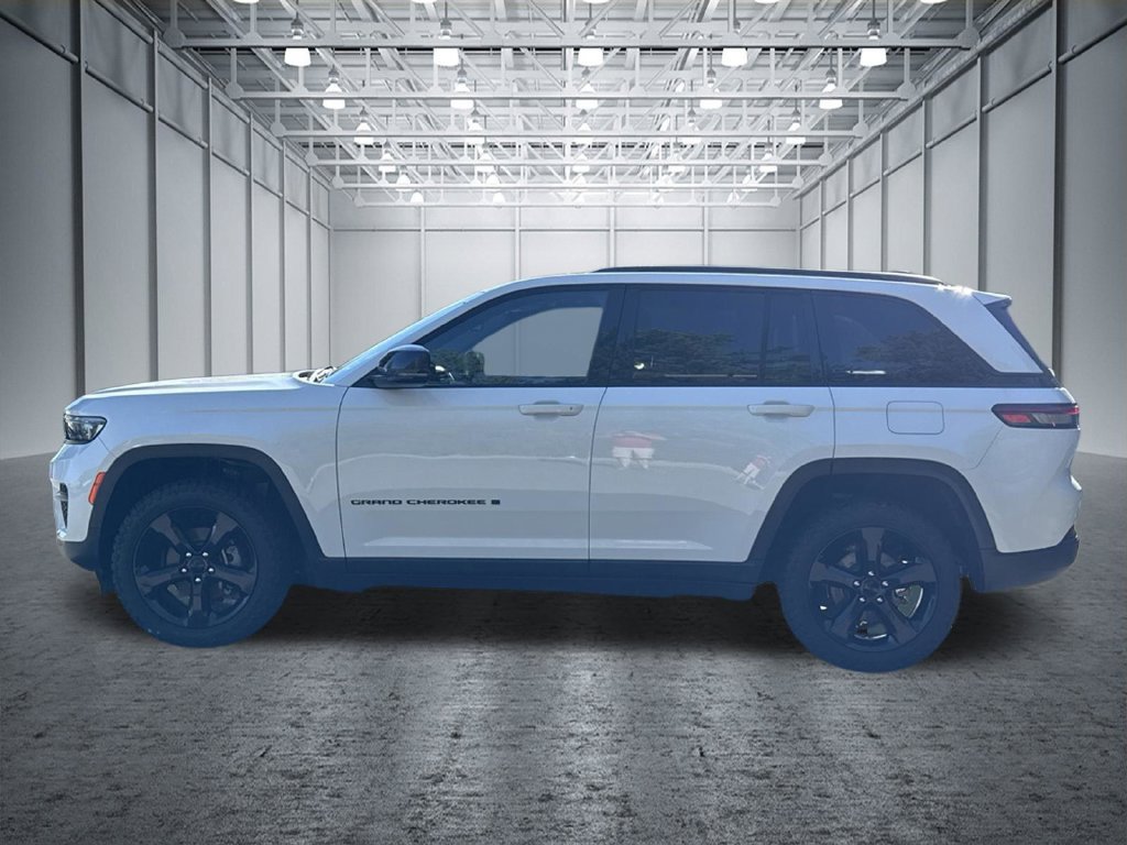 Used 2023 Jeep Grand Cherokee Altitude AWD/4WD image 4