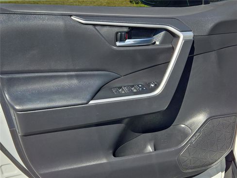 Used 2022 Toyota RAV4 XLE FWD image 13