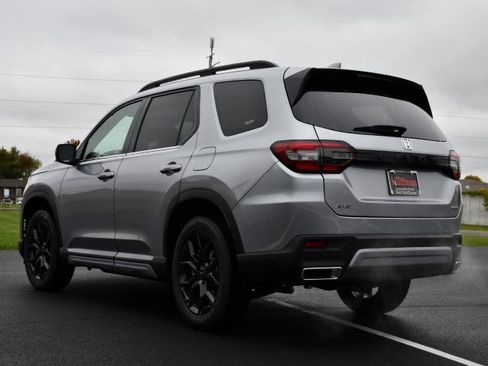 New 2025 Honda Pilot Touring image 5